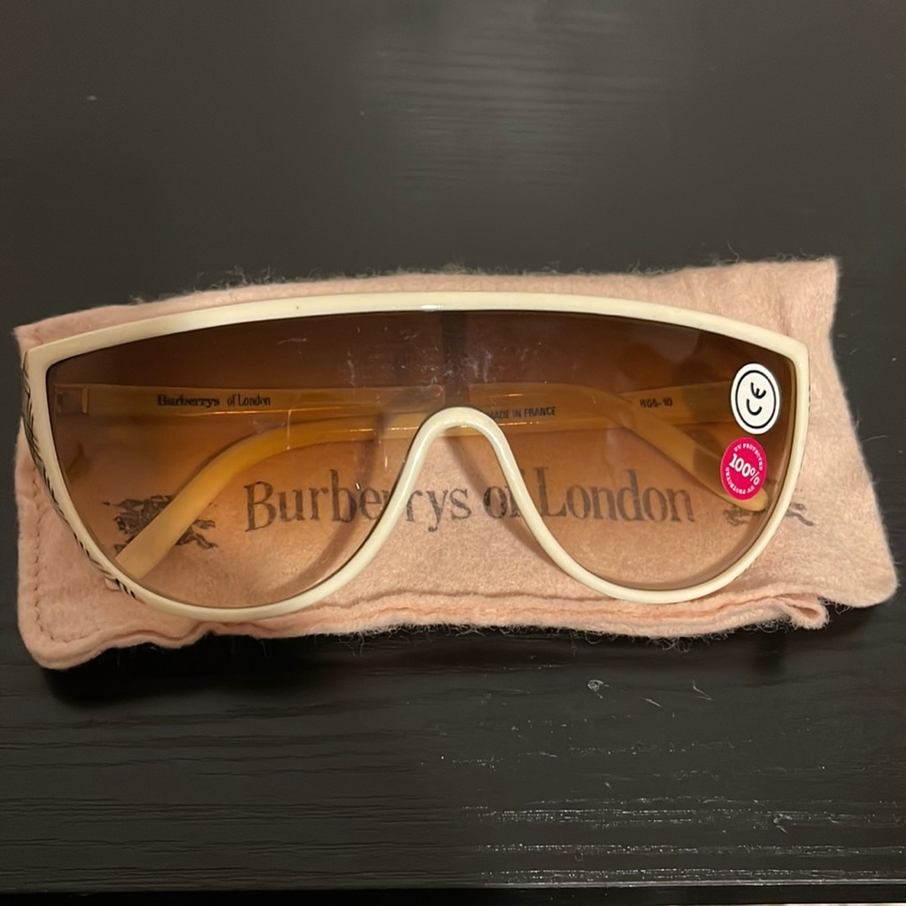 Burberry sunglasses never worn - CLOTH BAG NOT INCLUDED